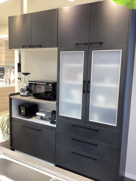 背面カップボードの展示です。